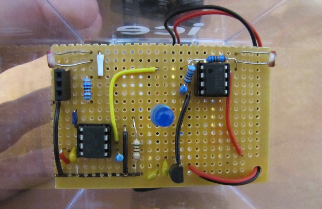 The Shabbat detector circuit: Attiny85 on the bottom left, TLV3702 on the top right