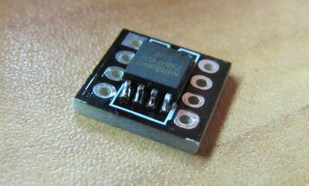 תקריב ההלחמות של רגלי ה-SOIC ל-PCB