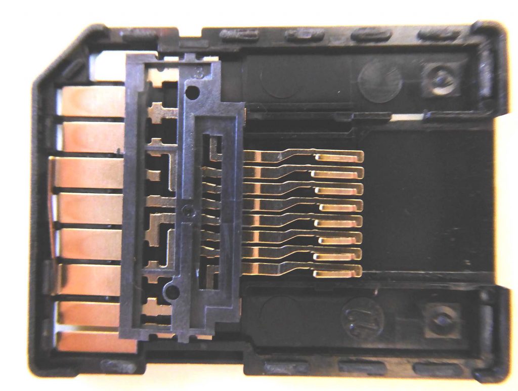 בתוך מתאם SD ל-MicroSD (לחצו להגדלה רבה)