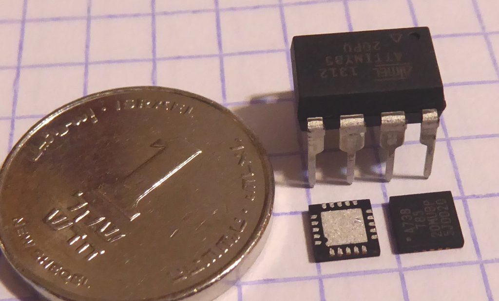 שני ATtiny85 במארז QFN, לצד אחד במארז DIP ומטבע של שקל חדש אחד לקנה מידה