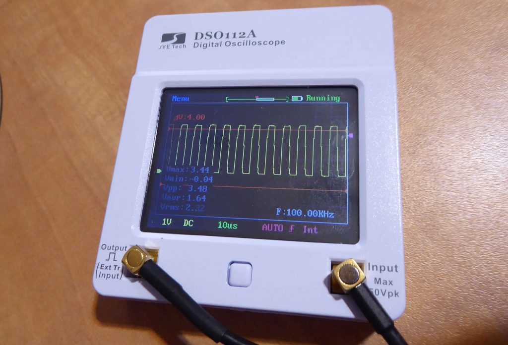 הסקופ מציג אות בדיקה של עצמו בתדר 100KHz