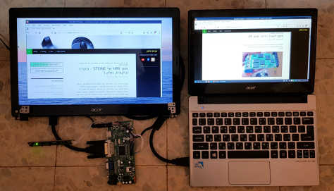 מחשב נייד עם כרטיס מתאם ומסך נוסף ממחשב נייד אחר