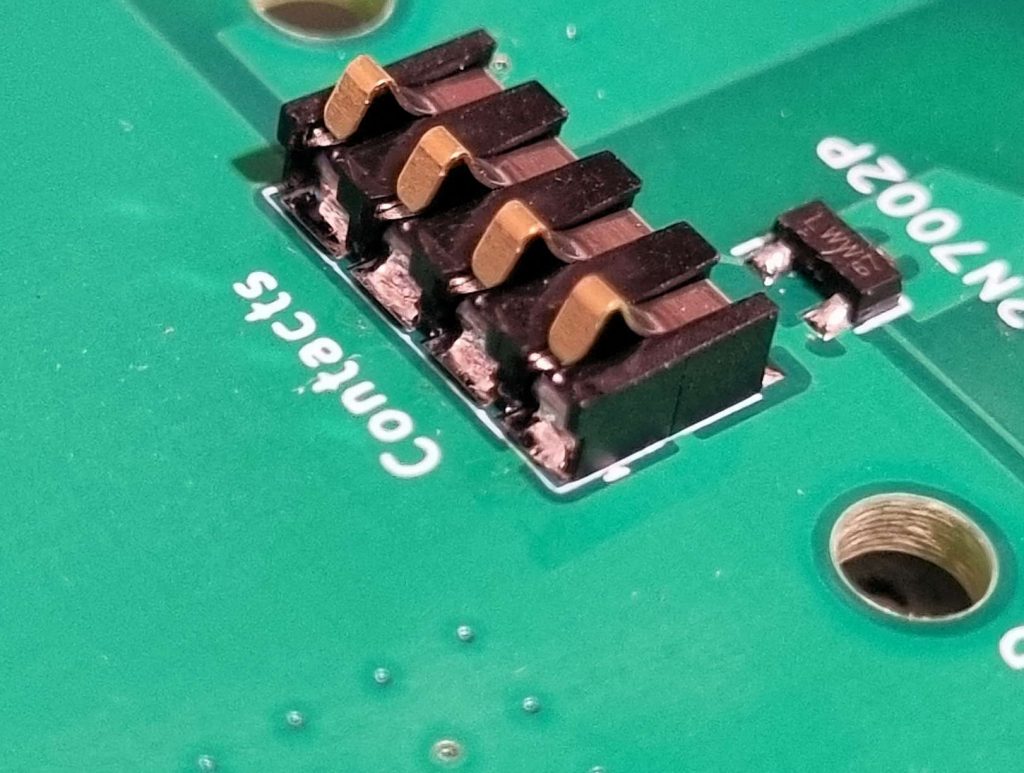 מערך 4 מגעים קפיציים מולחמים ל-PCB