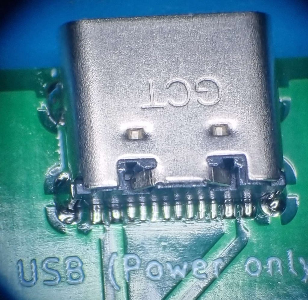 שקע USB-C מולחם ל-PCB