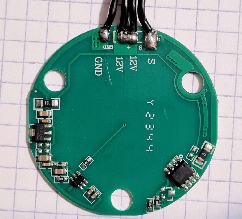 הצד הקדמי של ה-PCB, עם הרכיבים